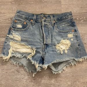 Levi 501 ripped shorts